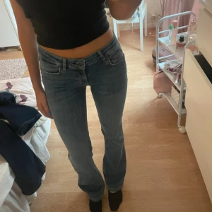 Blå bootcut jeans - Lågmidjade jeans från Zara. Använda några fåtal gånger, är som nya! Passar bra på mig som är 170!