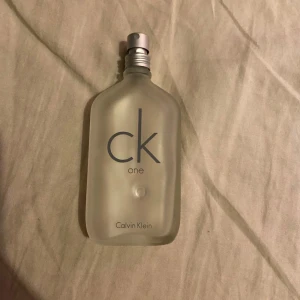 CK One Eau de Toilette från Calvin Klein 50ml - Säljer en flaska CK One Eau de Toilette från Calvin Klein. Den funkar för tjejer och killar, har ej kvar förpackning, ungefär 30ml kvar (priset är diskuterbart)