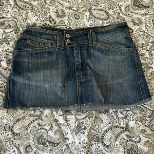mini jeanskjol - säljer en super fin mini jeans kjol i storlek 36💕