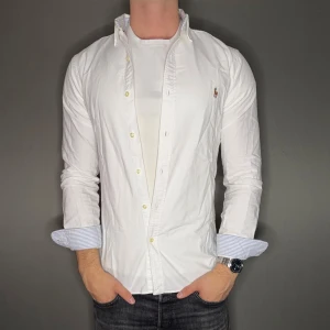 Ralph lauren skjorta - Hej säljer nu min fina Ralph lauren skjorta i storlek S. Den är i nyskick och kommer vara otroligt snygg nu i vår och framåt sommaren. Nypris cirka 1600kr! Vi kommer att sälja liknande produkter nu i vår och närmare sommar så glöm inte följa profilen!🌊🍾