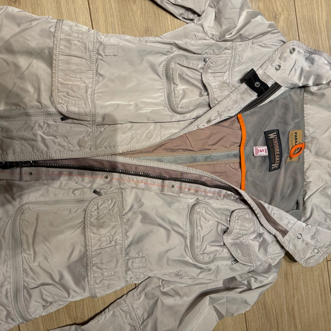 Ljusgrå vindjacka från Parajumpers