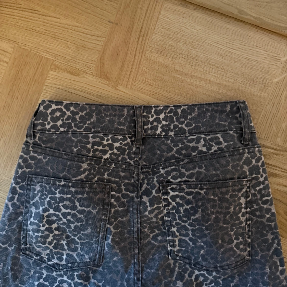 Grå leopardmönstrade jeansbyxor - 3
