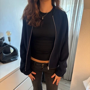 Mörkblå bomberjacka från Gina Tricot - Jätte fin bomberjacka🥹❣️❣️ 