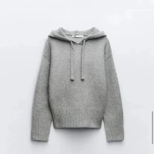 Grå stickad hoodie Zara - Mysig grå stickad hoodie med huva från Zara🩵Tröjan har långa ärmar och bred ribbad mudd vid ärmslut och nederkant. Älskar den