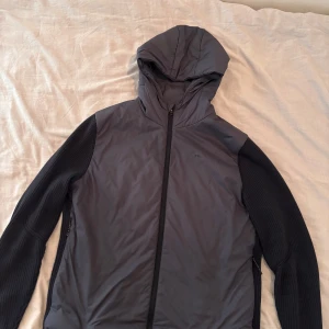 J.Lindeberg Cardigan - Säljer min Cardigan, sparsamt använd inga som helst defekter. Köpt på J.Lindebergs butik på nk gbg. Kvitto finns. Kom med bud.