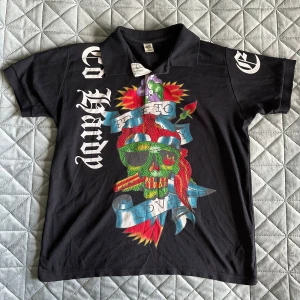 Ny Ed Hardy tshirt  - Ny Ed Hardy t-shirt med tryck och krage med knappar.