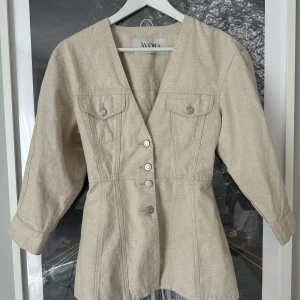 Avora jeansjacka - Säljer min jättefina jeansjacka från avora! Den är liten i storleken kring midjan, så skulle säga att den är mer 34 än 36. Den går även att spänna åt i midjan. 🤍🤍🤍