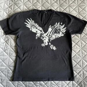 Ny t-shirt från Mansfield - Ny t-shirt från Mansfield med stort vitt örntryck på bröstet. 