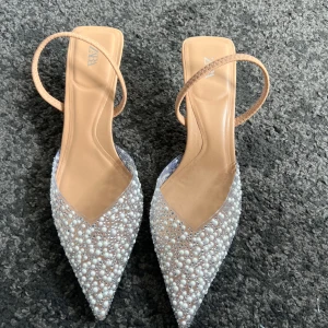 Pärlprydda pumps med spetsig tå från Zara - Dessa klackar är använda en gång och då endast några meter. Jag säljer dom då dom är förstora för mig, super fina och är i helt nyskick!!💕nypris är 659kr, vid snabb affär kan jag tänka mig att sänka priset 