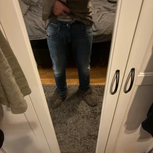 Blå replay jeans - Säljer mina helt nya replay byxor, färgan är blå med wash. Pris kan diskuteras, hör av er vid frågor, mer bilder etc👍                                                                         