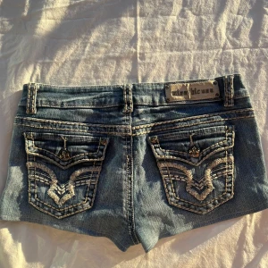 Low waist vintage jeansshorts  - Säljer jätte snygga jeans shorts som är perfekta för sommaren! Midjemått rakt över: 40cm 💙