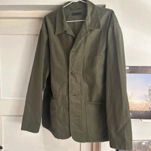 Uniqlo Khaki overshirt - Tjena! Nu finns denna Uniqlo overshirten i färgen Khaki till salu! Den är i nyskick utan några skador alls:) Strkl M men passar mer som en L🙌