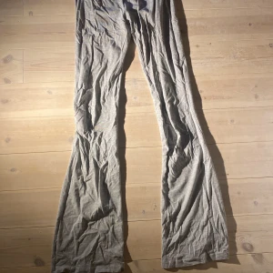 Grå yoga pants (måste strykas🥹🙏) - Grå leggings med bootcut-ben och resår i midjan. Mjukt och stretchigt material som sitter skönt på kroppen. Perfekta för en avslappnad och trendig look.