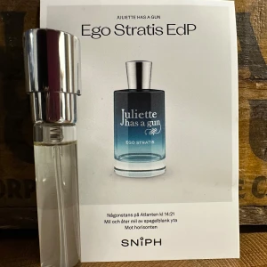 SNIPH- Ego Stratis EdP från Juliette Has a Gun - Ego Stratis EdP är en parfym med fräsch och modern känsla från Juliette Has a Gun. Flaskan är genomskinlig med silverfärgat lock och doften presenteras i ett provrör. Parfymen har en stilren och minimalistisk design. Provsprutad 