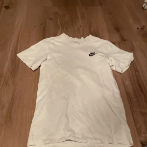 Nike tröja - Fin nike tröja. Har något synligt hål men märks knappt. Annats bra skick. 