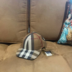 Burberry - Burberry keps, 100% äkta såklart, aldrig använd tags kommer med på. Hör av dig för mer bilder och vid fundering :) passar M bra