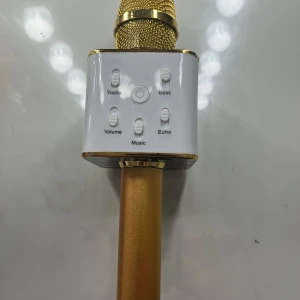 Mikrofon  - En guldig mikrofon perfekt till karekoe eller bara till dig själv. Priset sätter jag bara för en start summa men den kan ni buds hur ni vill 