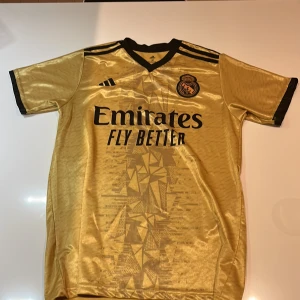 Real Madrid tröja  - Storlek medium, lite mindre i storlek.  Använd ett fåtal gånger så är i väldigt bra skick👌. Pris ej hugget i Sten 