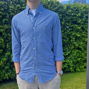 Rutig Ralph Lauren skjorta - Stl S, Slim fit - Hej säljer en snygg Ralph Lauren skjorta I rutigt mönster i färgerna vit, mörkblå, blå. Perfekt till sommaren! 🏖🏝 Skick: 9/10 Stl: S, slim fit. Han på bilden är 170cm. Hör av dig om du har några frågor. Mvh Galgen 🤗