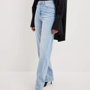 Ljusblå raka jeans - Säljer ett par ljusblå jeans med hög midja och raka ben 