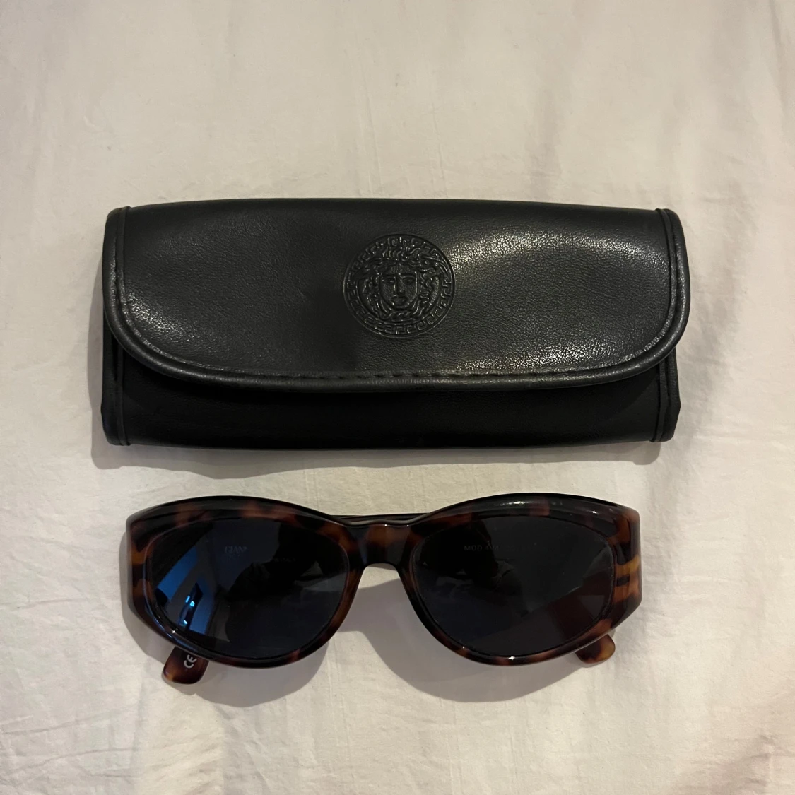 Bruna solglasögon från Gianni Versace