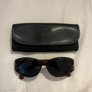 Bruna solglasögon från Gianni Versace - Snygga solglasögon från Gianni Versace, superbra skick!