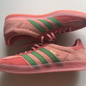 Adidas gazelle st 43 1/3 - Säljer mina sneakers: Adidas Gazelle storlek 43 1/3, använda en handfull gånger, Säljes då dom ej används  Fler bilder går att lösa om det skulle önskas