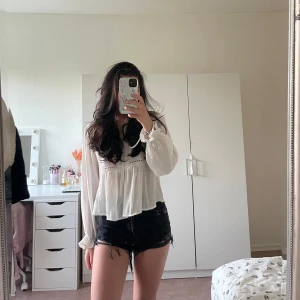 Svarta jeansshorts från Zara - Säljer ett par svarta jeansshorts från Zara med råa fransade kanter och slitningar. ANVÄNDA 1 GÅNG! Toppen skick. Perfekta för sommaren och enkla att matcha med olika toppar🌸Djur och rökfritt hem! Pris kan diskuteras vid snabb förhandling☺️