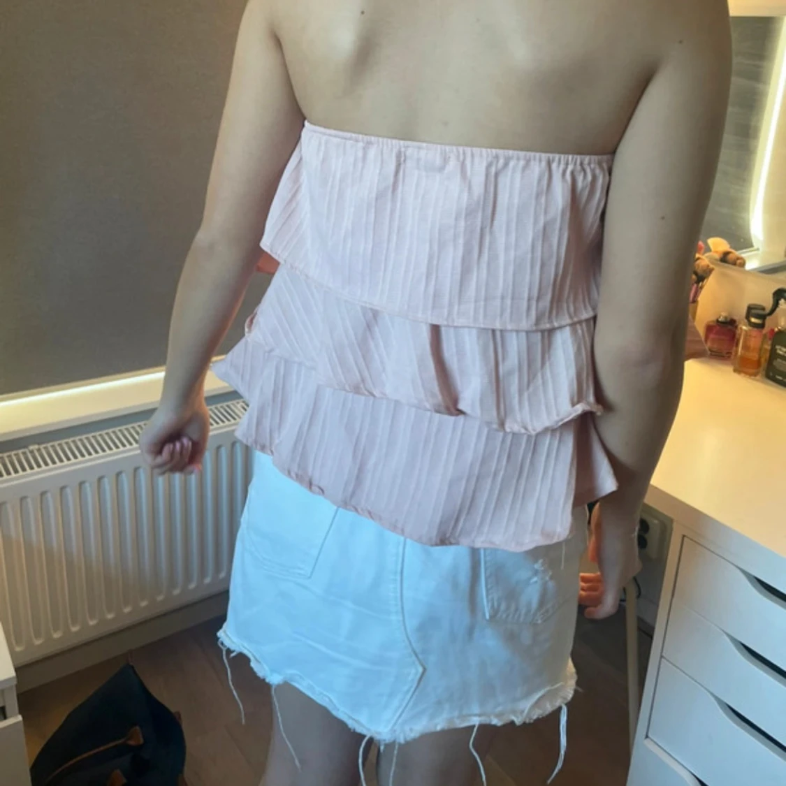 Ljusrosa offshoulder volangtopp med blomdetalj - 1