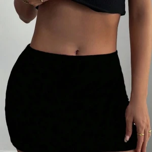 Svart tight minikjol - Säljer en svart tight minikjol med enkel design. Kjolen har en kort längd och sitter figurnära, perfekt för en trendig look. Helt oanvänd i storlek S.