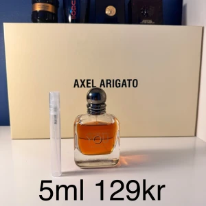 Emporio Armani Stronger With You Intensely  5ml samples - Emporio Armani Stronger With You Intensely är en herrparfym med tydliga toner av vanilj, sötma, amber och kanel. Doften är varm, kryddig och har inslag av karamell och pudriga noter. Säljs i 5ml decant.