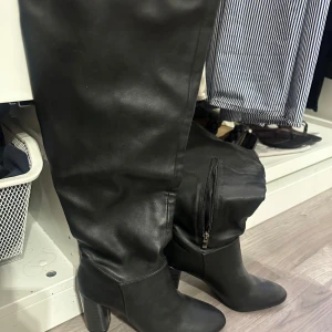 Svarta höga stövlar med klack - Säljer ett par svarta höga stövlar med rund tå och bred klack. Skorna är ca 7-10 cm höga och använda fåtal gånger. Köpta för ett tag sen så kommer tyvärr inte ihåg vart de är ifrån☺️