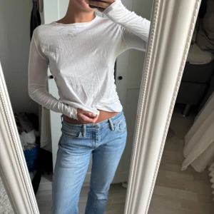 Långärmad tröja  - Långärmad tunn vit tröja, påminner om intimissimi tröjorna. 