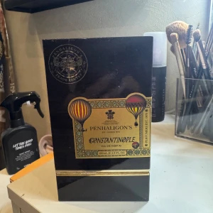 Penhaligon's Constantinople Eau de Parfum 100ml - Penhaligons constatinople. Köpt i England för 215 pund vilket är ca 2700 sek. Knappt använd, se bilder för mängd.  A scent of the Queen of Cities. Opulent iris mingles with earthy moss along the shore. Then, night falls. A warm rush of vanilla. Sensual yet defiant, two worlds entwined.  Key notes Pink PepperOrrisPatchouli