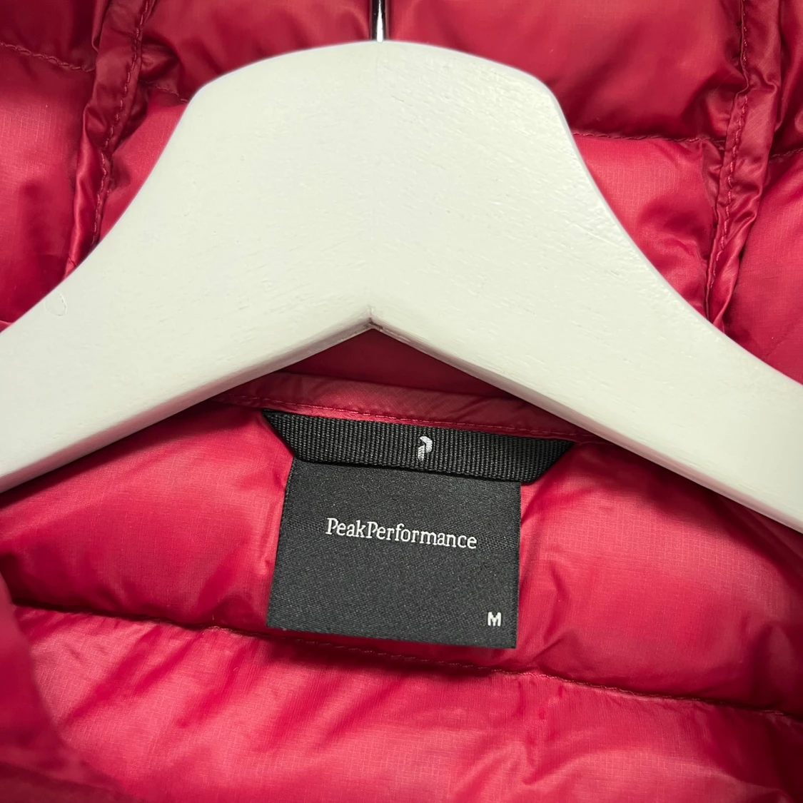 Röd dunjacka från Peak Performance - 2