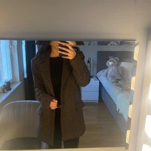Brun kappa - Brun och svart rutig kappa/ kavaj från Zara i storlek xs, använd ett fåtal gånger