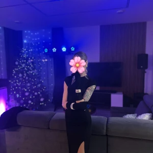 Svart långklänning med slits - Säljer en svart långklänning med tight passform och hög slits på ena sidan. Klänningen har korta ärmar och en stilren, minimalistisk design. Perfekt för dig som vill ha en klassisk och elegant look.