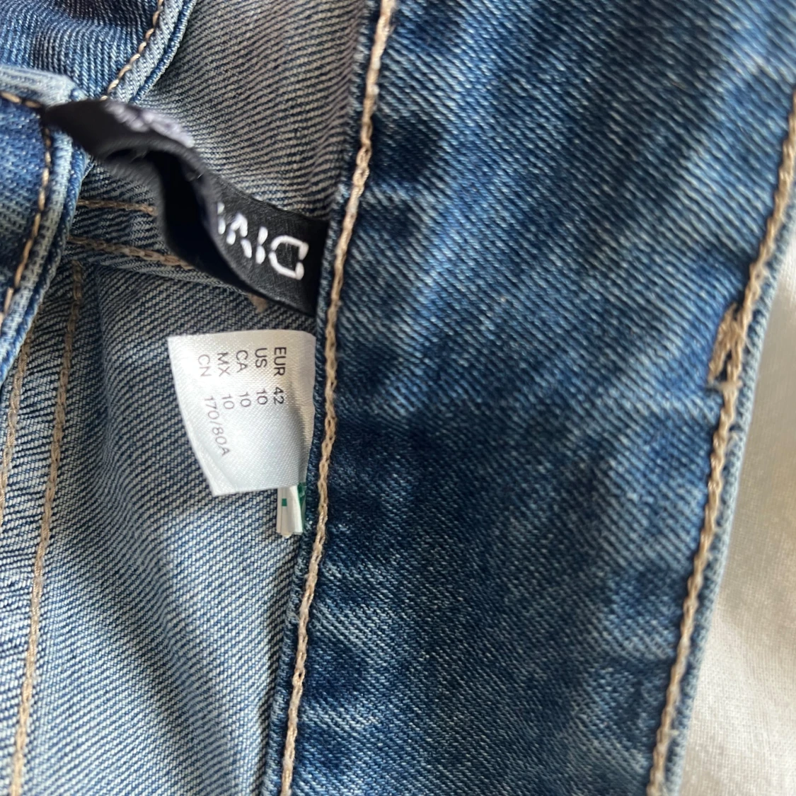 Jeans med broderade detaljer - Divided - 2