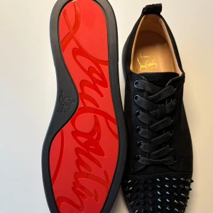 Christian Louboutin svarta skor - Säljer ett par svarta Christian Louboutins i storlek 44 som tyvvär inte passade mig. Skorna är helt nya och har bara testats. Priset är inte hugget i sten.