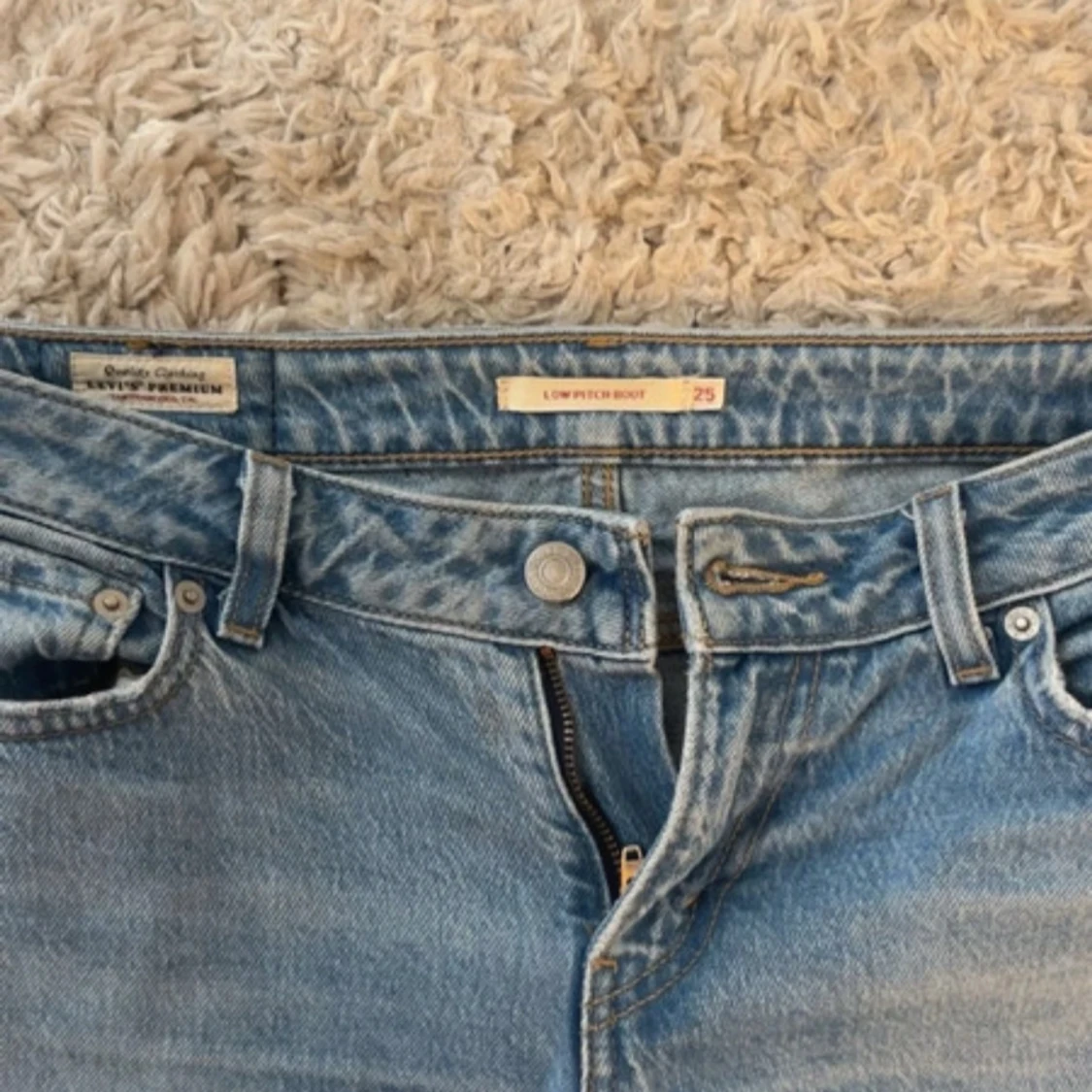 Ljusblå Levis jeans med bootcut - 1