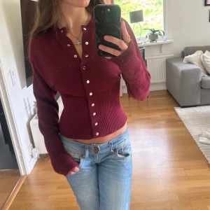 Vinröd kofta - Vinröd (ser bara lila ut i kameran) stickad kofta med knappar, har bara använt en gång. I perfekt skick. 🙌 Tror det är XS men är osäker! 