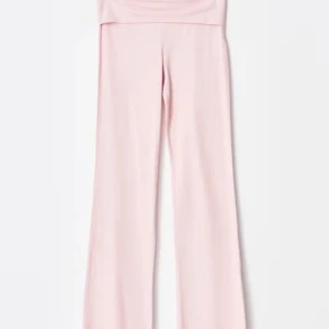 Ljusrosa utsvängda yoga pants  - Säljer ett par ljusrosa yoga pants med utsvängda ben. Byxorna har en mjuk och stretchig känsla, perfekta för en avslappnad och trendig look. Passar bra till både vardags aktivteter eller bara chill hemma dag 
