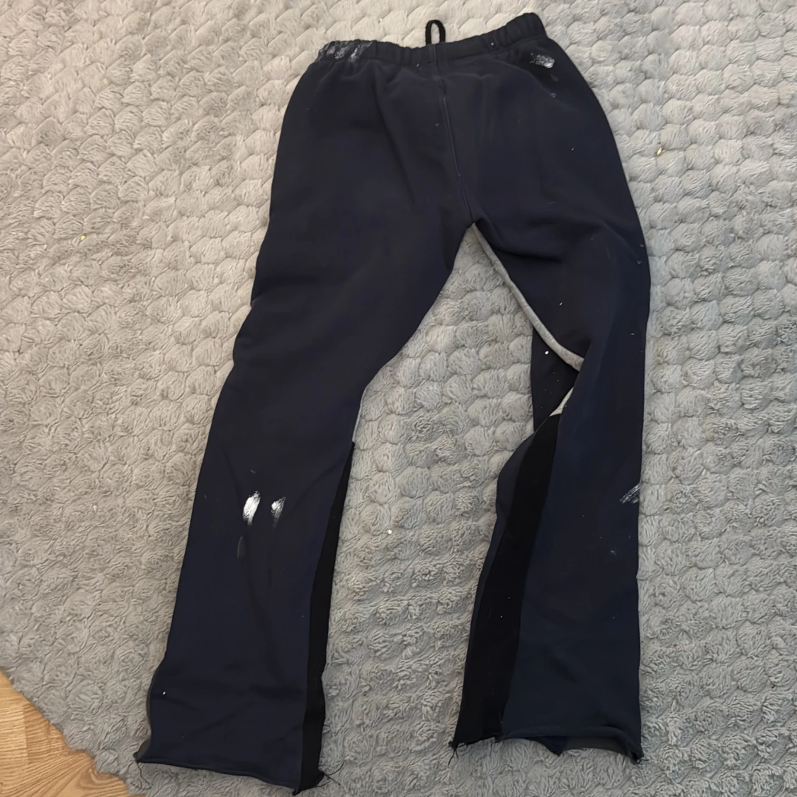 Mörkblåa byxor från Gallery Dept. med färgstänk - 3