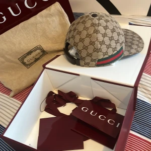 Gucci keps xs  - Hejsan säljer min beige Gucci keps som är köpt från Gucci butiken i Östermalm, kepsen är inte riktigt min still längre, har haft den cirka 2 månader som är köpt för 4600 kepsen kommer med kvitto, påsse,box och Gucci dust bag, storlek xs snabb affär 3500