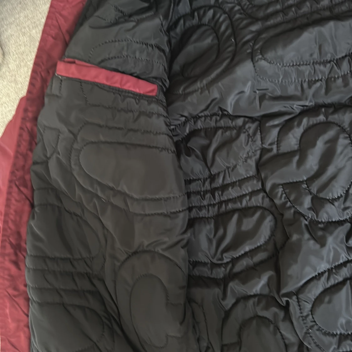 Vinröd bomberjacka från Crocker - 3