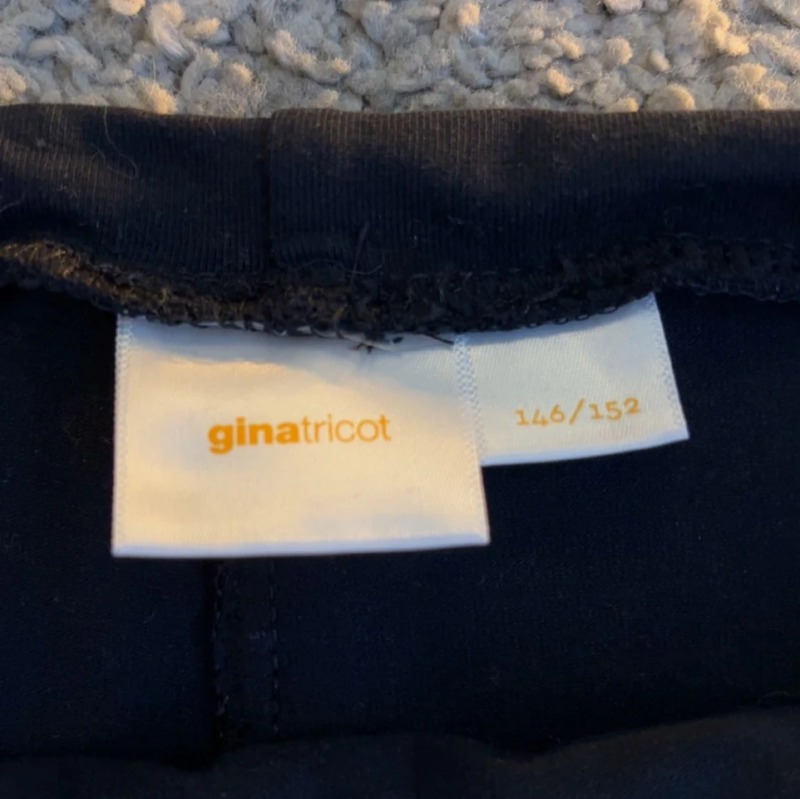Marinblåa yoga shorts från Gina Tricot - 1