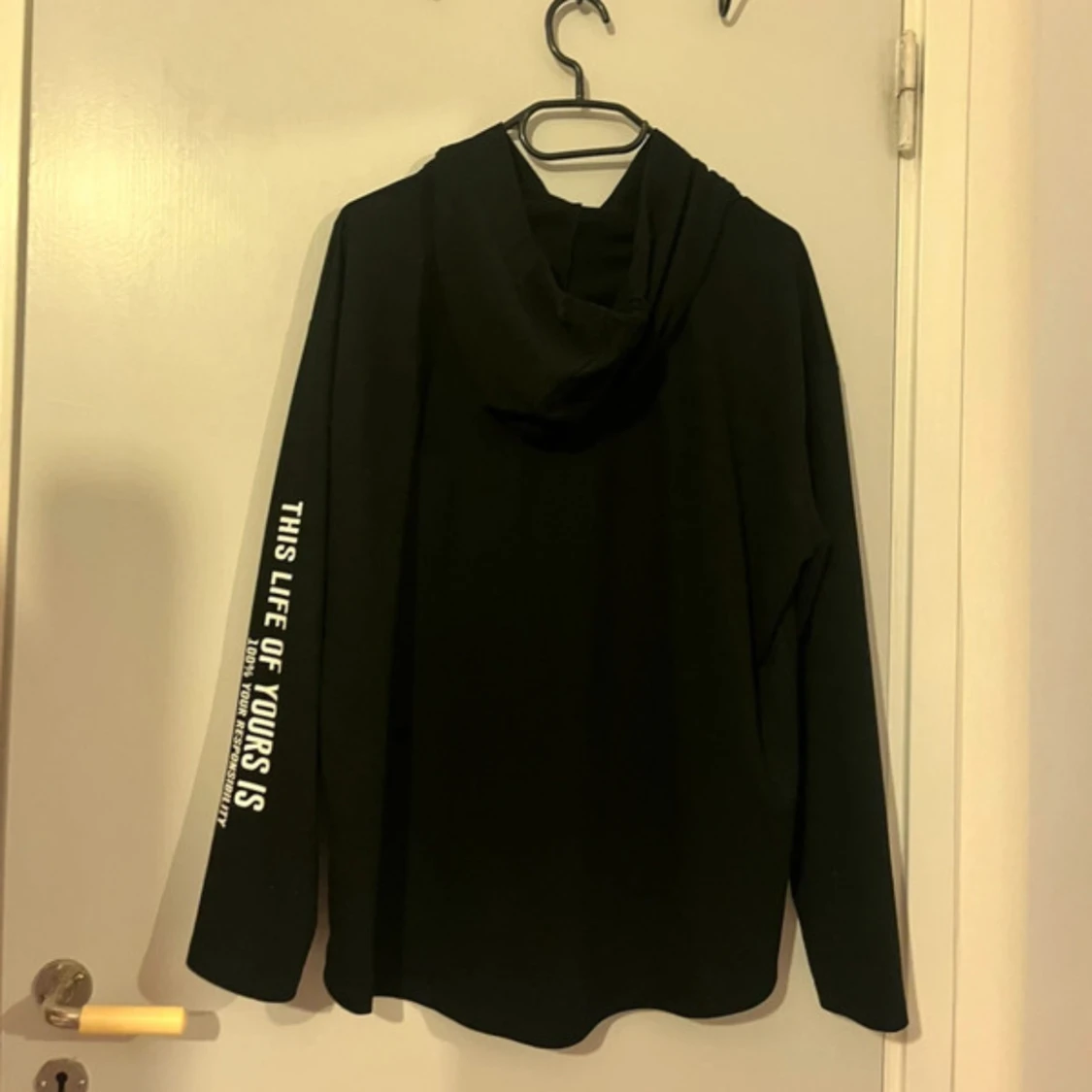 Svart hoodie med vit text - 1