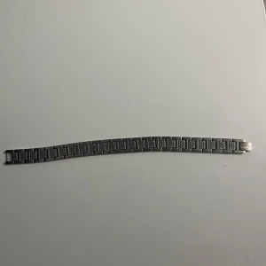 Lacoste armand - Hej, jag säljer mitt Lacoste armband som jag köpte för 1 vecka sedan eftersom jag inte har någon användning av det. 