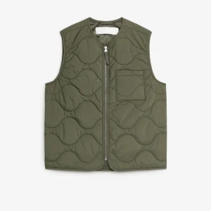 Olivgrön quiltad väst arket - Snygg olivgrön väst med quiltat mönster och dragkedja framtill. Från arket, som ny, strl L.