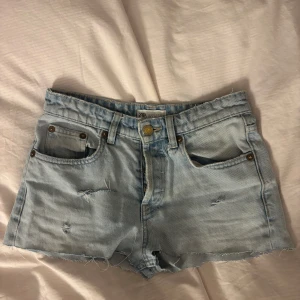jeansshorts  - ljusa midwaist jeansshorts med slitningar från zara som jag säljer så jag tyvärr ej passar dem
